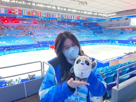 Yang Dijingwen, a Chinese student majoring in Turkish at Beijing Foreign Studies University, works during the 2022 Beijing Winter Olympics as a volunteer at the Capital Indoor Stadium, Beijing, China, Feb. 15, 2022. (Xinhua)