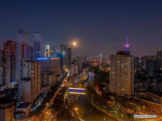  Photo taken on Aug. 3, 2020 shows the full moon in Chengdu, southwest China's Sichuan Province.  The full moon appeared on Monday, which is the fourteenth day on the sixth month of the Chinese lunar calendar.  (Xinhua)