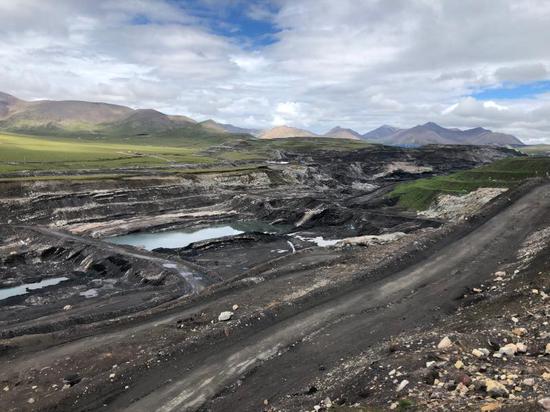 Photo taken on Aug. 6, 2020 shows the mining site where the Qinghai Xingqing Industry & Trade Engineering Group Corporation has been suspected of illegally mining, in Muli mining area in Tianjun County, northwest China's Qinghai Province. (Xinhua/Li Zhanyi)