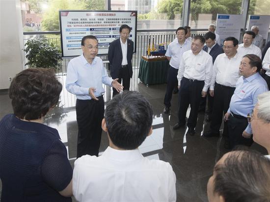 Chinese Premier Li Keqiang, also a member of the Standing Committee of the Political Bureau of the Communist Party of China Central Committee, conducts in-depth exchanges with professors and scientists on stimulating the creativity of scientific research personnel at Shanghai Jiaotong University in east China's Shanghai, Sept. 22, 2020. Li made an inspection tour in Shanghai from Monday to Tuesday. (Xinhua/Wang Ye)