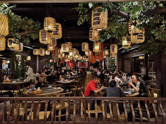 People dine at a restaurant in Nanjing, capital of east China's Jiangsu Province, Sept. 16, 2020. (Xinhua/Lu Huadong)