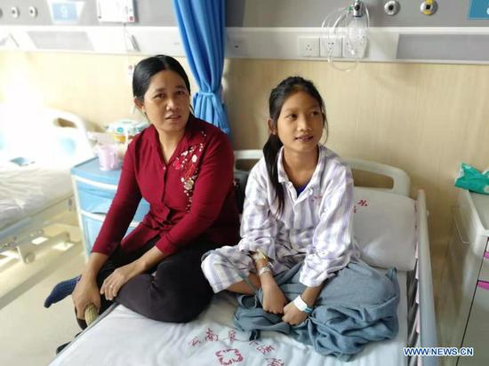 File photo shows a Cambodian child with congenital heart disease resting in hospital after surgery in Kunming, southwest China's Yunnan Province, on Oct. 22, 2018. The ongoing China-Cambodia Love Heart Journey project has not only saved the lives of dozens of Cambodian children with congenital heart disease (CHD), but also bridged hearts of peoples of the two countries. Launched in January 2018, the China-aided project aimed to provide 150 Cambodian children who have CHD with free surgery or treatment at the Fuwai Yunnan Cardiovascular Hospital in Southwest China's Yunnan Province. (Xinhua)