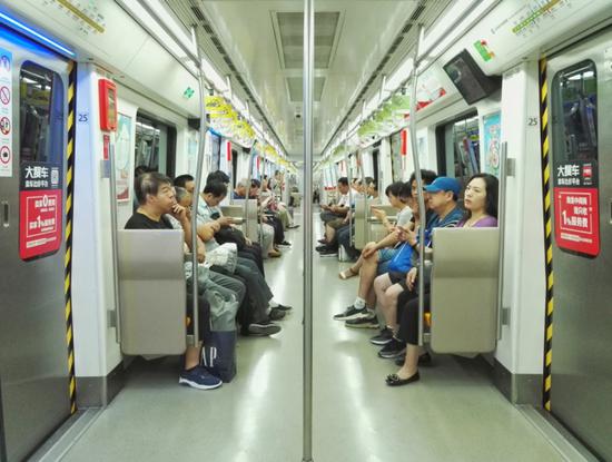 凤凰平台开户注册 在北京地铁上吃喝会影响个人信用记录