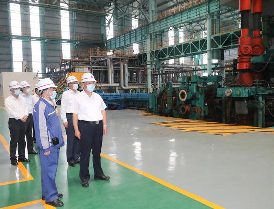 Chinese President Xi Jinping, also general secretary of the Communist Party of China Central Committee and chairman of the Central Military Commission, learns about the situation of business resumption and operation while visiting a workshop of Magang Group of China Baowu Steel Group in Ma'anshan, east China's Anhui Province, Aug. 19, 2020. Xi on Wednesday visited Ma'anshan city in Anhui. (Xinhua/Wang Ye)