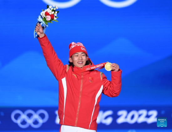 Gold medalist Su Yiming of China poses for a photo during the awarding ceremony of the men's snowboard big air at the Beijing Medals Plaza of the Winter Olympics in Beijing, capital of China, Feb. 15, 2022. (Xinhua/Huang Zongzhi)