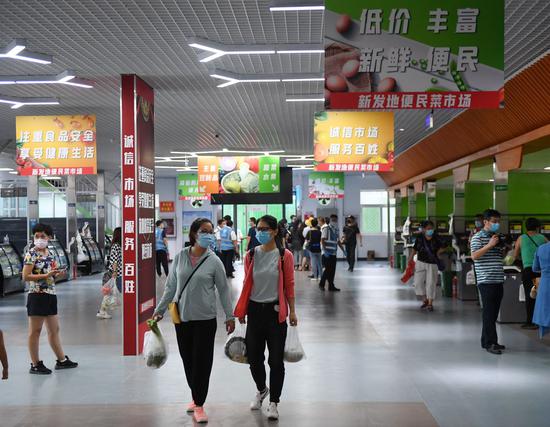 Customers shop in a vegetable market set up outside the Xinfadi wholesale market in Beijing, capital of China, Aug. 6, 2020. (Xinhua/Zhang Chenlin)