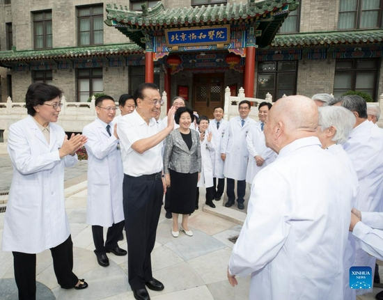 Chinese Premier Li Keqiang, also a member of the Standing Committee of the Political Bureau of the Communist Party of China (CPC) Central Committee, visits elderly experts and expresses his appreciation for their lasting dedication and remarkable achievements to the cause of healthcare during his inspection to Peking Union Medical College Hospital (PUMCH) in Beijing, capital of China, Sept. 13, 2021. Li convened a seminar with medical experts and listened to their advice on the development and innovation of the healthcare sector. (Xinhua/Wang Ye)