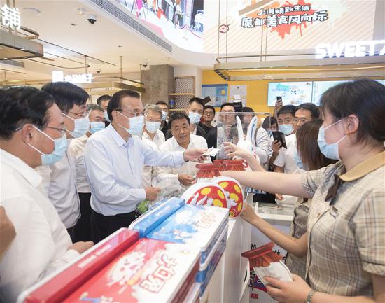 Chinese Premier Li Keqiang, also a member of the Standing Committee of the Political Bureau of the Communist Party of China Central Committee, inspects the recovering situation of the market from the COVID-19 disruption and purchases goods in Nanjing Road, east China's Shanghai, Sept. 21, 2020. Li made an inspection tour in Shanghai from Monday to Tuesday. (Xinhua/Wang Ye)