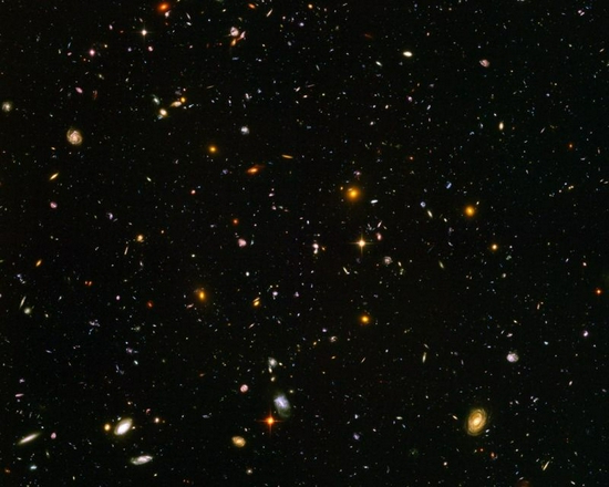 这个由近万个星系构成的图像被称为哈勃超深空（the Hubble Ultra Deep Field），由哈勃太空望远镜在环绕地球400圈后积累影像数据而成。