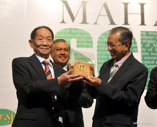 Yuan Longping (1st L) receives the 2011 Mahathir Science Award for his contribution in developing hybrid rice from Malaysian former Prime Minister Mahathir Mohamad (1st R) in Kuala Lumpur, Malaysia, Jan. 31, 2012. Chinese scientist Yuan Longping, renowned for developing the first hybrid rice strain that pulled countless people out of hunger, died of illness at 91 on Saturday. (Photo by Chong Voon Chung/Xinhua)