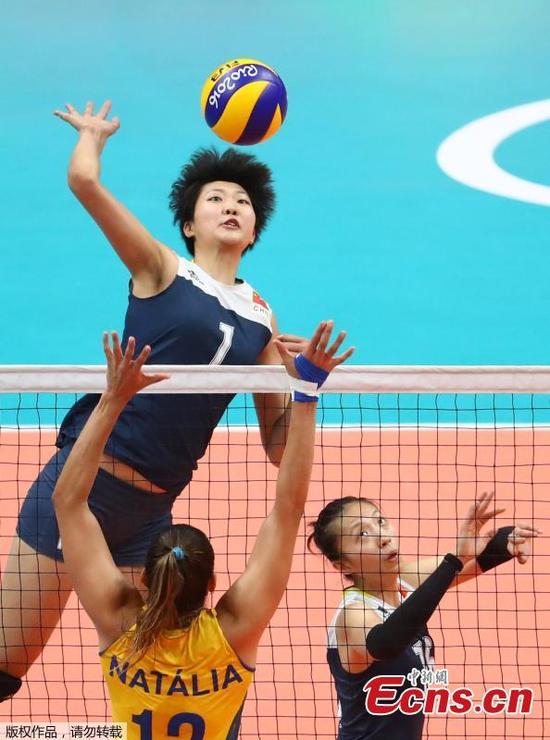 China's women volleyball players compete in the quarterfinal match against Brazil at the Olympic Games in Rio de Janeiro, Brazil, Aug. 16, 2016. The younger Chinese team outplayed their more experienced opponents 15-25 25-23 25-22 22-25 15-13 and went through to the semi-finals where they will face the Netherlands. (Photo/Agencies)
