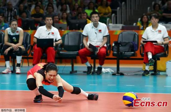 A Chinese volleyball player competes in the quarterfinal match against Brazil at the Olympic Games in Rio de Janeiro, Brazil, Aug. 16, 2016. The younger Chinese team outplayed their more experienced opponents 15-25 25-23 25-22 22-25 15-13 and went through to the semi-finals where they will face the Netherlands. (Photo/Agencies)