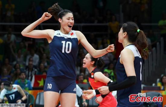 China's women volleyball players celebrate after upsetting Brazil in a five-set battle at the Olympic Games in Rio de Janeiro, Brazil, Aug. 16, 2016. The younger Chinese team outplayed their more experienced opponents 15-25 25-23 25-22 22-25 15-13 and went through to the semi-finals where they will face the Netherlands. (Photo/Agencies)