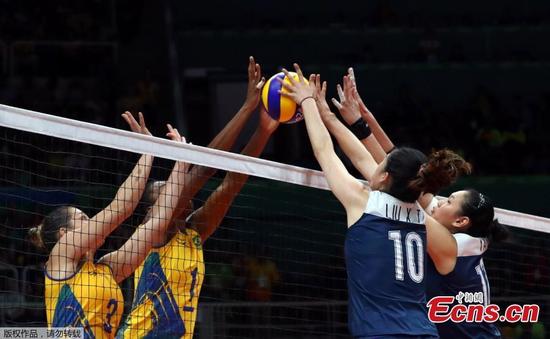 China's women volleyball players compete in the quarterfinal match against Brazil at the Olympic Games in Rio de Janeiro, Brazil, Aug. 16, 2016. The younger Chinese team outplayed their more experienced opponents 15-25 25-23 25-22 22-25 15-13 and went through to the semi-finals where they will face the Netherlands. (Photo/Agencies)