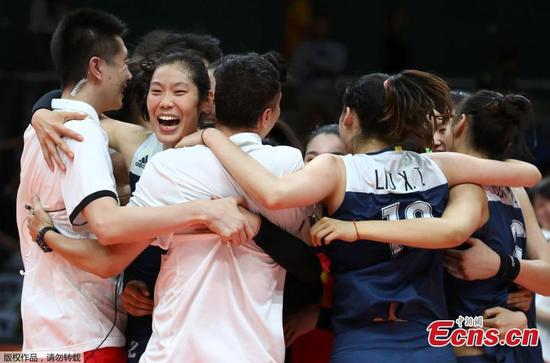 China's women volleyball players celebrate after upsetting Brazil in a five-set battle at the Olympic Games in Rio de Janeiro, Brazil, Aug. 16, 2016. The younger Chinese team outplayed their more experienced opponents 15-25 25-23 25-22 22-25 15-13 and went through to the semi-finals where they will face the Netherlands. (Photo/Agencies)