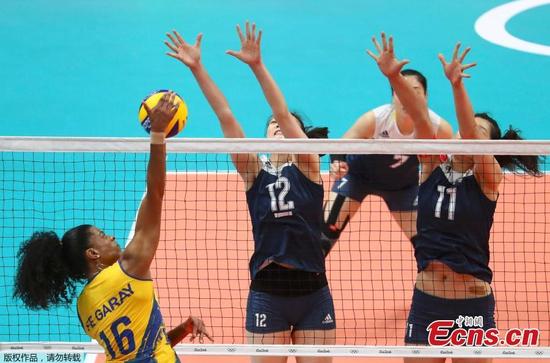 China's women volleyball players compete in the quarterfinal match against Brazil at the Olympic Games in Rio de Janeiro, Brazil, Aug. 16, 2016. The younger Chinese team outplayed their more experienced opponents 15-25 25-23 25-22 22-25 15-13 and went through to the semi-finals where they will face the Netherlands. (Photo/Agencies)