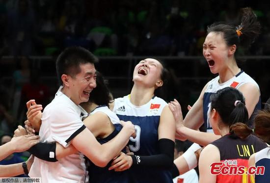 China's women volleyball players celebrate after upsetting Brazil in a five-set battle at the Olympic Games in Rio de Janeiro, Brazil, Aug. 16, 2016. The younger Chinese team outplayed their more experienced opponents 15-25 25-23 25-22 22-25 15-13 and went through to the semi-finals where they will face the Netherlands. (Photo/Agencies)