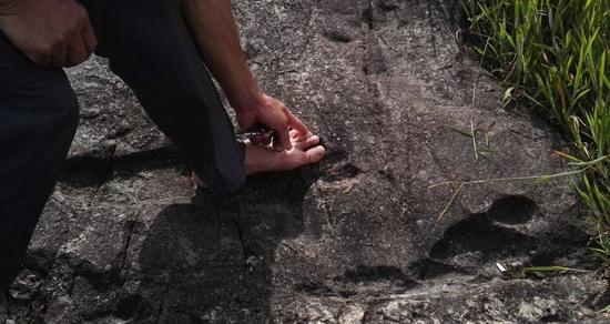 Giant footprint in rock found in Guizhou province