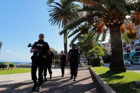 French policemen patrol at the trottel beach in Ajaccio on the French Mediterranean island of Corsica (AFP Photo/Pascal Pouchard-Casabianca)