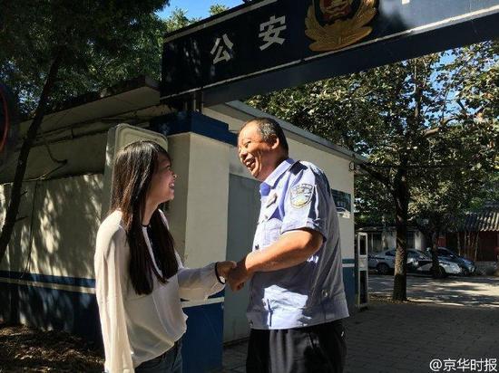 Feifei, 23, went to the police station of Temple of Heaven in Dongcheng district, Beijing, to say thank you to police officer Hou Xiangwei and his colleagues on September 19.