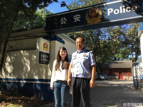 A middle-school student called the police and then Hou Xiangwei came and brought her back to the police station. Hou and his colleagues searched for the infant’s parents for three days. Without any clue, they had to send her to the Children’s House, where the girl was named Cao Haofei, or “Feifei” as her nickname. 