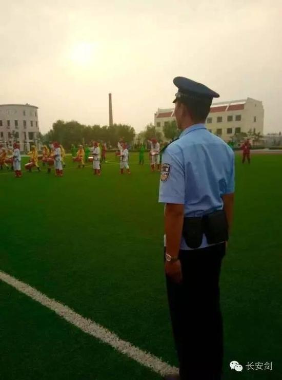 Inmates do exercise on the playground.