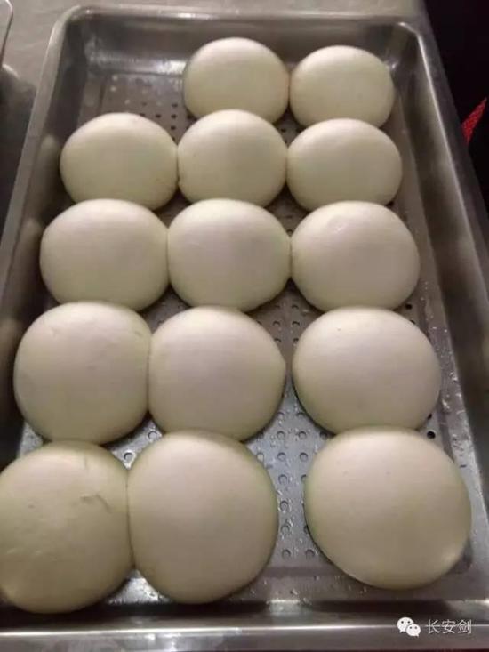 Steamed buns served for the inmates.