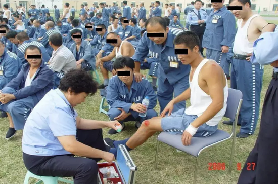 Inmates do exercise on the playground.