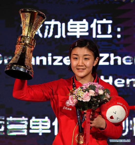  Chen Meng of China holds up the trophy during the women's singles' awarding ceremony at 2020 ITTF finals in Zhengzhou, capital of central China's Henan Province, Nov. 22, 2020.  (Xinhua/Li An)