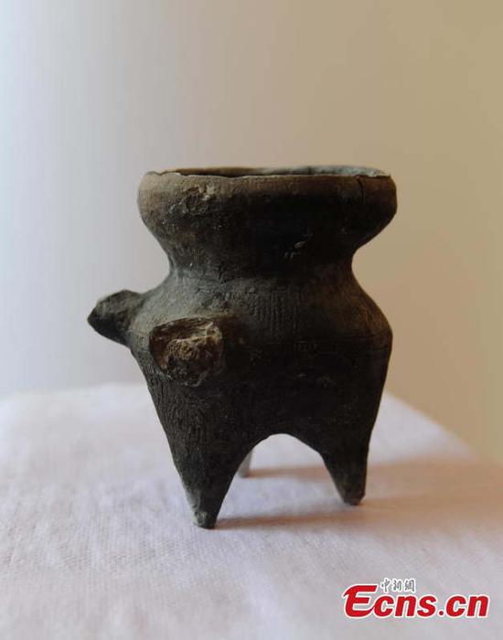 The photo shows a pottery with its function similar to a steamer unearthed from an archaeological site in Anhui province. The 3,000-year-old ancient steamer was unearthed from site along a trans-provincial water diversion project in Lujiang county, East China's Anhui province. A total of 44 cultural sites are found and put under protection at Anhui section of the water diversion project. [Photo/China News Service]