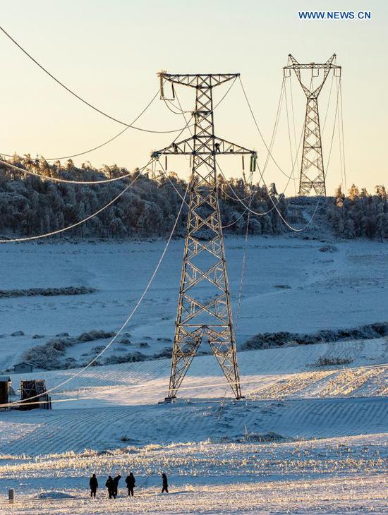 Photo taken on Nov. 20, 2020 shows technicians of State Grid Yanbian Power Supply Company repairing power supply lines in Liuhegou Village of Dunhua in Yanbian Korean Autonomous Prefecture, northeast China's Jilin Province. Power supply has been affected due to extreme weather in Yanbian Korean Autonomous Prefecture recently. After thousands of technicians expedited maintaining the high-voltage wires, the power supply has been restored for over 160,000 households as of 11:00 a.m. on Nov. 22. (Photo by Gao Xusheng/Xinhua)