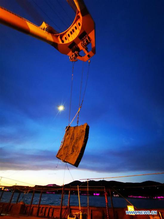 An iron plate of the Dingyuan Battleship is lifted out of seawater near Liugong Island in the city of Weihai, east China's Shandong Province, Sept. 17, 2020. (national center of the underwater cultural heritage of the National Cultural Heritage Administration/Handout via Xinhua)