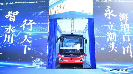 An L4 autonomous bus makes its debut during the launching ceremony in southwest China's Chongqing Municipality, Sept. 17, 2020. A medium-sized bus equipped with autonomous driving technologies made its debut Thursday in Chongqing Municipality, a vehicle-manufacturing powerhouse in southwestern China. The L4 autonomous bus was a joint effort of Baidu Apollo and domestic bus manufacturer King Long. At the same time, Baidu obtained 10 license plates to allow road tests for self-driving vehicles with passengers issued by the municipal government. (Xinhua/Wang Quanchao)