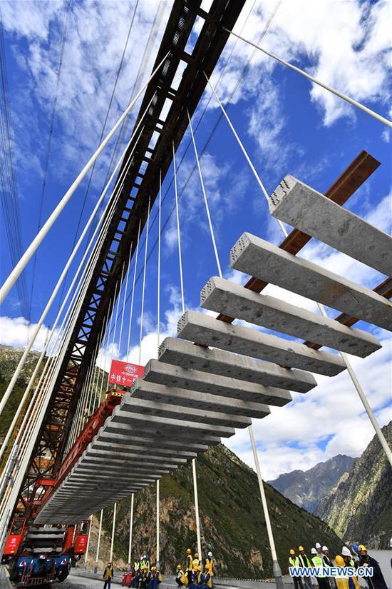  Engineering technicians lay railway tracks on a grand bridge over the Yarlung Zangbo River in Gyaca County, Shannan City, southwest China's Tibet Autonomous Region, Sept. 20, 2020. Track laying work was carried out here Sunday on a grand bridge of the railway linking regional capital Lhasa and Nyingchi. The 435-km Lhasa-Nyingchi railway, 75 percent of which is bridges and tunnels, has a designed speed of 160 km/h, and is expected to be completed and put into operation in 2021. (Xinhua/Chogo)