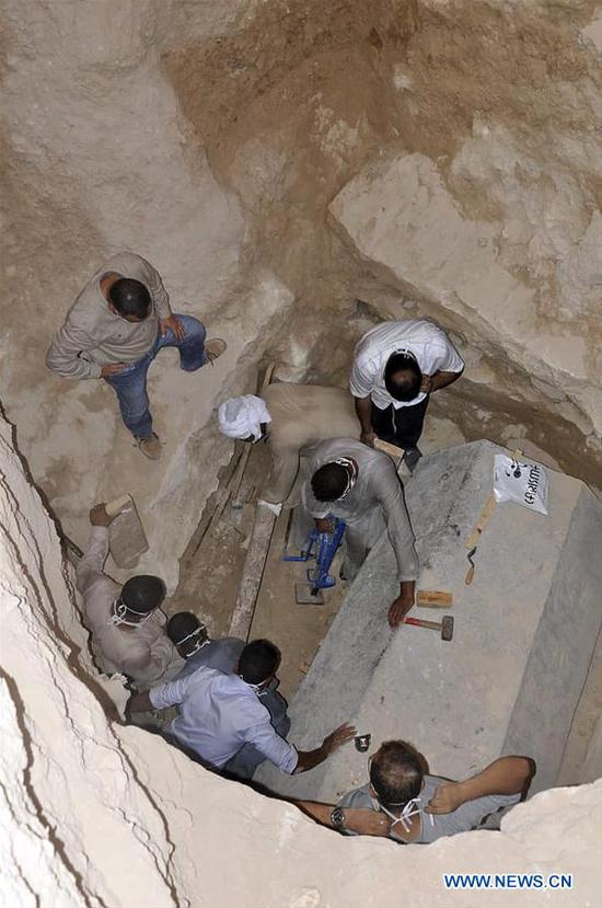 Egyptian Archaeologists Reveal Contents Of Mysterious Sarcophagus In Alexandria Life And Culture