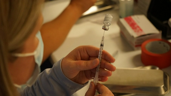 A medical worker prepares a dose of COVID-19 vaccine at the Universal Studios Hollywood in Los Angeles, California, the United States, June 18, 2021. (Photo by Zeng Hui/Xinhua)