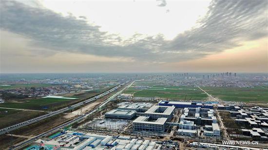 这幅于2018年3月29日拍摄的航拍照片显示了中国北部河北省雄县新区熊雄公共服务中心的施工现场。 （新华社/穆宇）