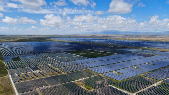 Aerial photo taken on Aug. 17, 2020 shows a photovoltaic power station at the green industrial development park in the Tibetan Autonomous Prefecture of Hainan, northwest China's Qinghai Province. (Xinhua/Zhang Long)