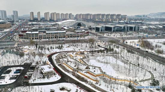 Aerial photo taken on Nov. 23, 2020 shows the snow covered Yan'an City, northwest China's Shaanxi Province. (Xinhua/Tao Ming)