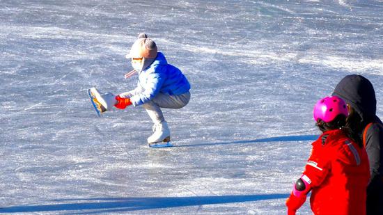 People’s enthusiasm for winter sports continues to explode one year out from Beijing 2022. Here are some shots of local Beijingers at Yuyuantan Lake. (Photos by Zhan Shilin)