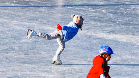 People’s enthusiasm for winter sports continues to explode one year out from Beijing 2022. Here are some shots of local Beijingers at Yuyuantan Lake. (Photos by Zhan Shilin)