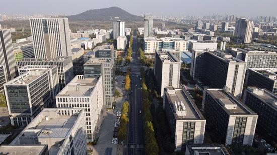 Aerial photo taken on Nov. 6, 2020 shows a view of Yunfei Road, which is dubbed as "quantum street" by locals in Hefei, east China's Anhui Province. (Xinhua/Zhou Mu)