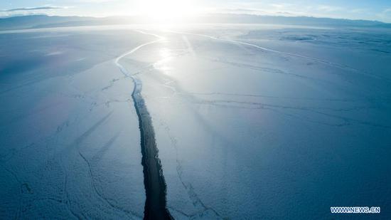 Aerial photo taken on Jan. 16, 2019 shows a view of Qinghai Lake in northwest China's Qinghai Province. Located in the northeastern part of the Qinghai-Tibet Plateau, the Qinghai Lake is key to maintaining the ecological balance in western China. It is also a natural barrier for controlling the eastward spread of desertification and ensuring the safety of agricultural areas in eastern China. In recent years, the Chinese government has implemented various ecological projects in the Qinghai Lake Basin, and achieved remarkable results in restoring the environment, said Gao Jingyu, deputy director of the protection and utilization administration in the Qinghai Lake scenic area. (Xinhua/Wu Gang)