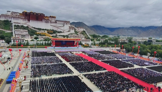 A grand gathering is held to celebrate the 70th anniversary of the peaceful liberation of Tibet at the Potala Palace square in Lhasa, southwest China's Tibet Autonomous Region, Aug. 19, 2021. (Xinhua/Sun Ruibo)