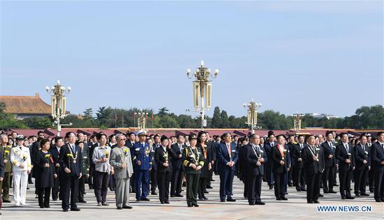 A ceremony presenting flower baskets to deceased national heroes is held at Tian'anmen Square to mark the Martyrs' Day in Beijing, capital of China, Sept. 30, 2020. (Xinhua/Rao Aimin)