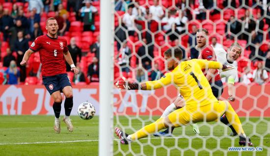 England's Harry Kane (1st R) misses a goal during the Group D match between England and the Czech Republic at the UEFA EURO 2020 in London, Britain, on June 22, 2021. (Xinhua/Han Yan)