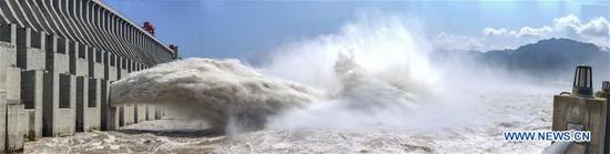  Photo taken on July 31, 2020 shows floodwater being discharged from the Three Gorges Dam in central China's Hubei Province.  The third flood of China's Yangtze River this year has smoothly passed the Three Gorges Dam on Wednesday as the water-inflow rate into the reservoir has decreased to 34,000 cubic meters per second.  (Xinhua/Du Huaju)