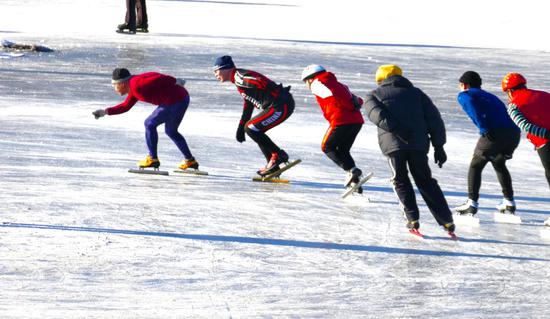 People’s enthusiasm for winter sports continues to explode one year out from Beijing 2022. Here are some shots of local Beijingers at Yuyuantan Lake. (Photos by Zhan Shilin)