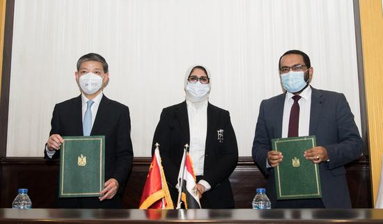 Chinese Ambassador to Egypt Liao Liqiang (L), Egyptian Health Minister Hala Zayed (C) and Egyptian Assistant Minister of Health for Public Health Initiatives Mohamed Hassani attend the signing ceremony of a letter of intent in Cairo, Egypt, on Dec. 31, 2020. (Xinhua/Wu Huiwo)