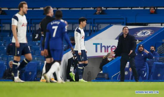 Chelsea's manager Frank Lampard (R, Front) is seen during the English Premier League between Chelsea and Tottenham Hotspur at Stamford Bridge Stadium in London, Britain, on Nov. 29, 2020. (Xinhua/Han Yan)